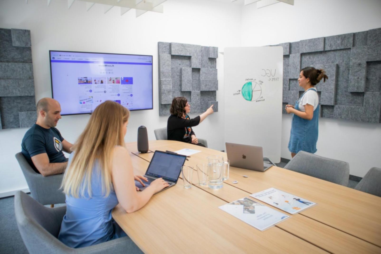 Startup technologique optimisant sa stratégie de croissance financière